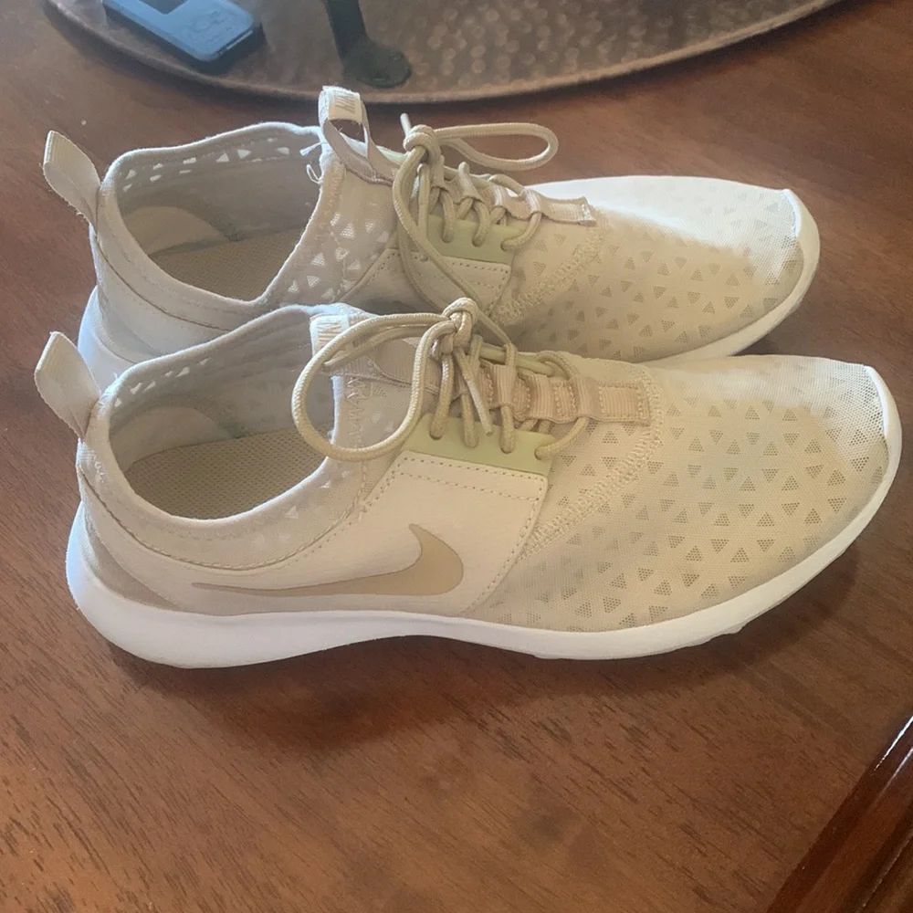 NIKE RUNNING SHOES WOMENS SIZE 9.5 IVORY CREAM COLOR HARD TO FIND